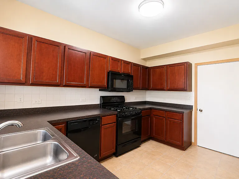 1858 S Hamlin Ln — Photo 9