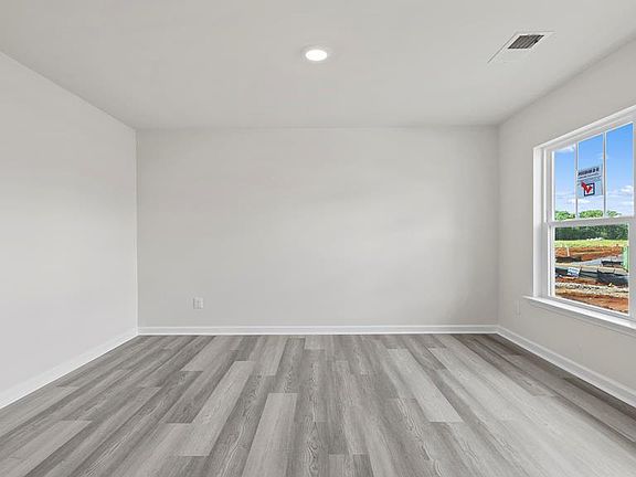 3rd image of 208 Pristine Dr