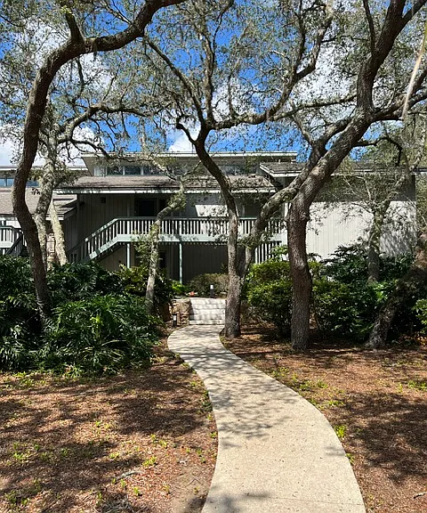 808 Pinewood Ct #808 — Photo 1