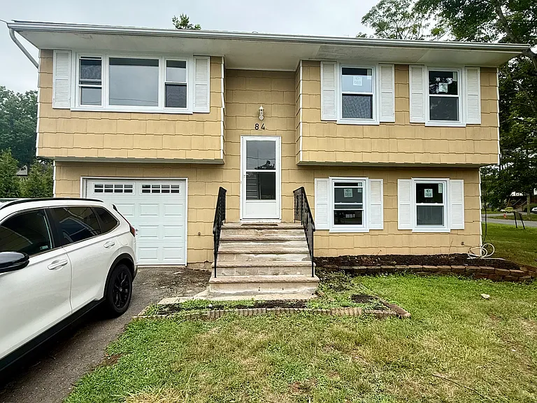 84 Stratton St S — Photo 1