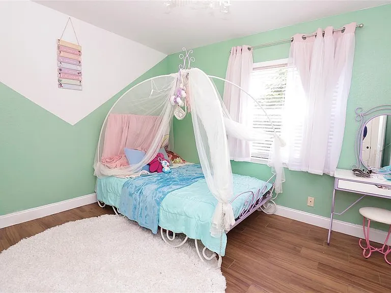 6602 Geneva St — Photo 15