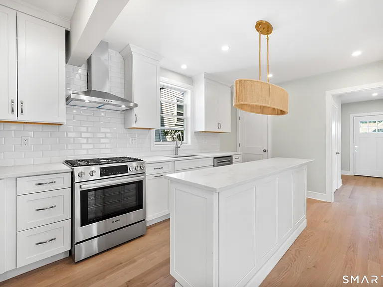 115 E Elm St — Photo 4