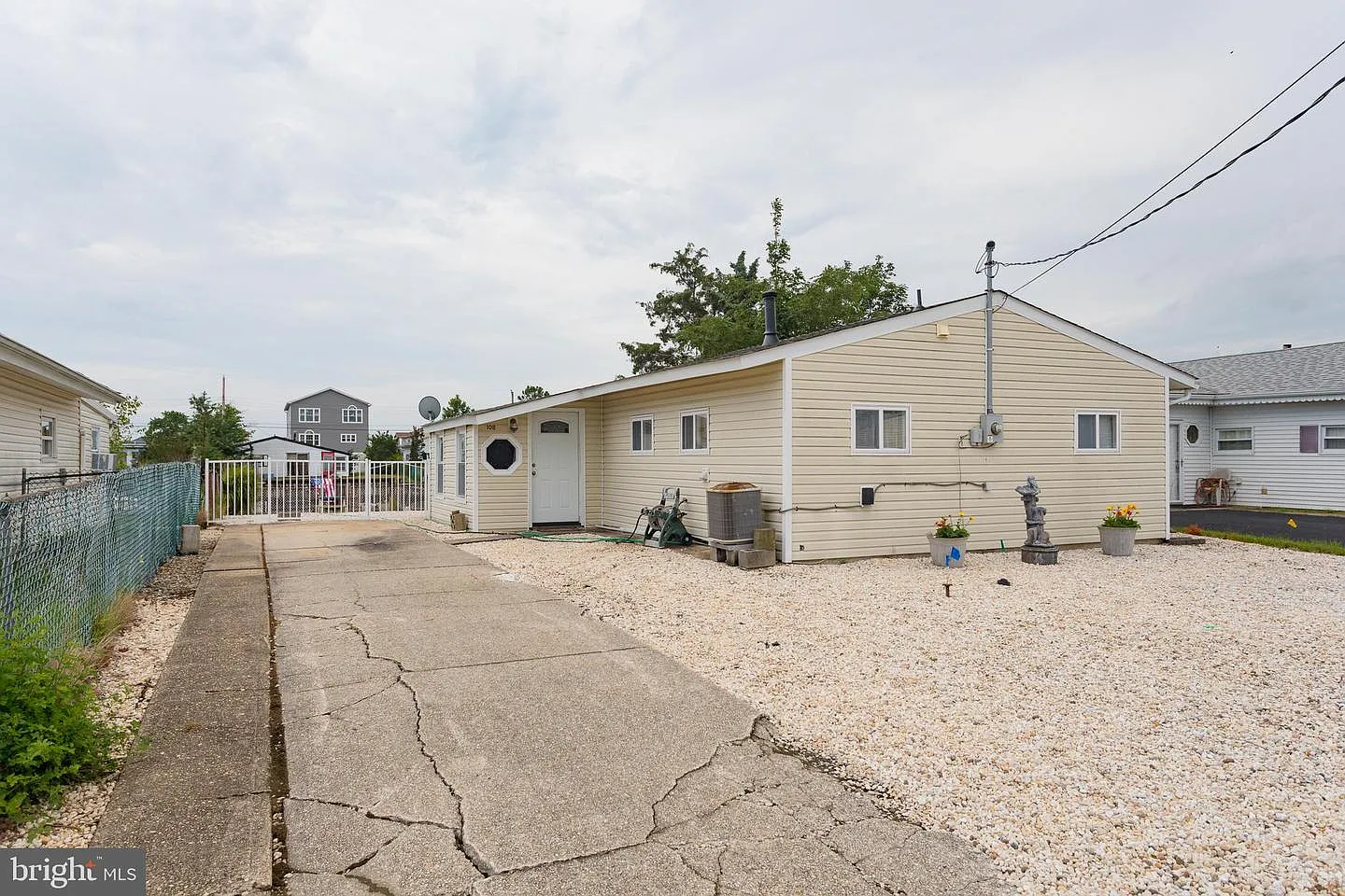 108 E Delaware Dr photo 1