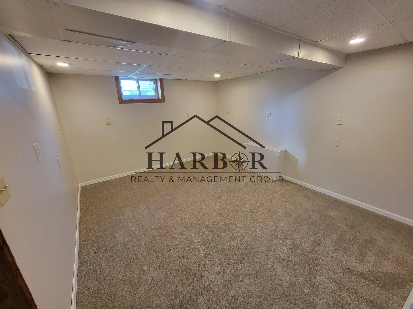 3BR Home in Austin - Enclosed Front Porch, Detached Garage & Basement Laundry — Photo 4