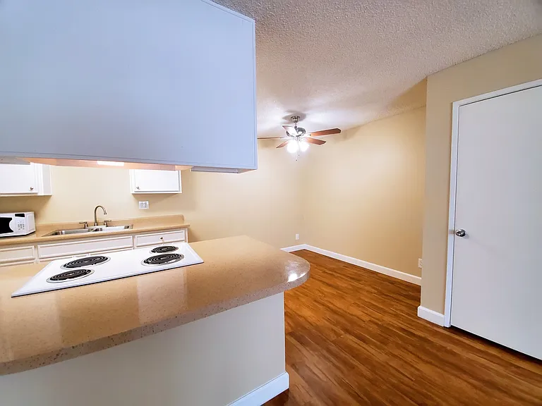 Parklane Apartments — Photo 25