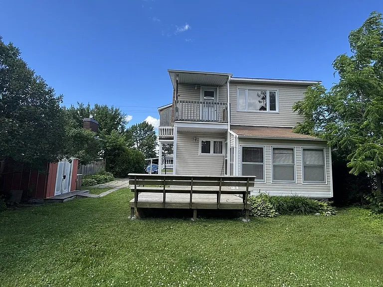 927 Laurier St #A — Photo 3