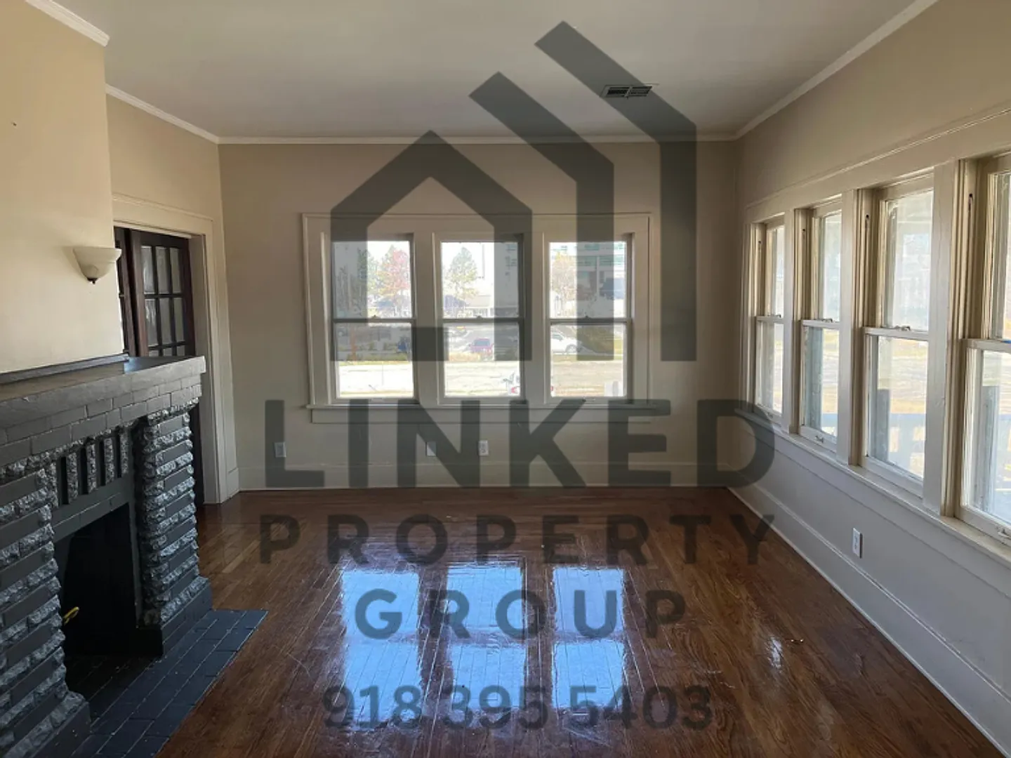 Charming 3 Bed, 2 Bath Brick Bungalow Available Now! — Photo 4