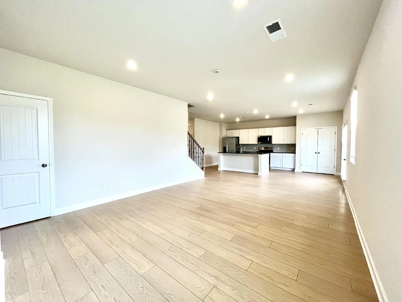 4 bed, 3.0 bath, 2282 sqft, $2,395 — Photo 4