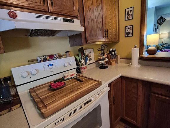 4th image of 455 Woodlawn Ave