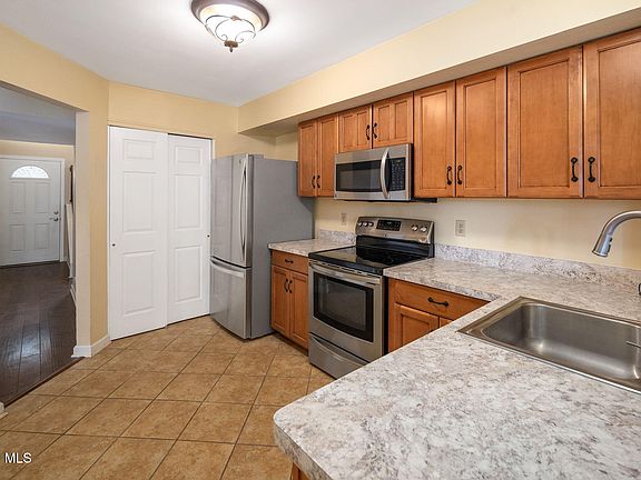 3rd image of 2 Carriage Road