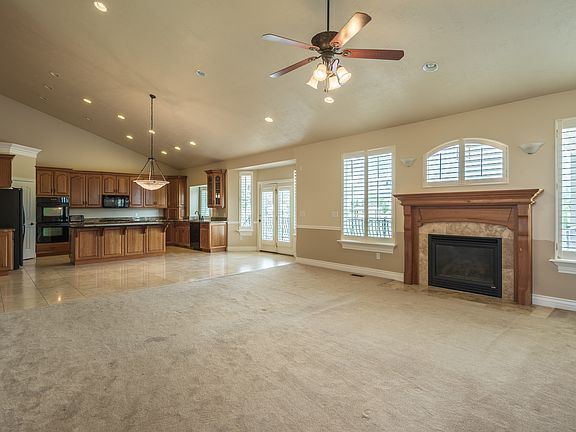 3rd image of 260 N Pfeifferhorn Dr