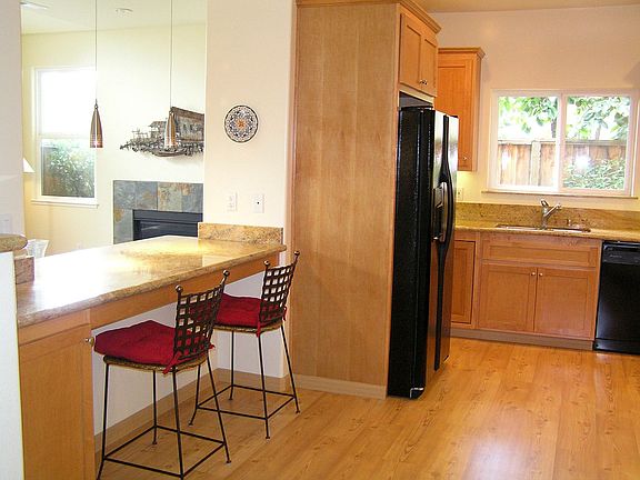 Large Kitchen w/Granite
