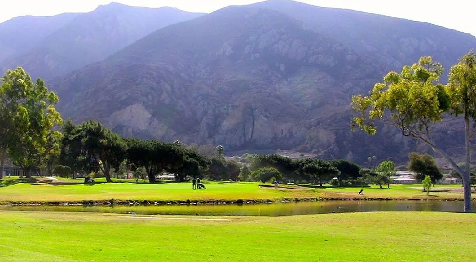 Gated Private End-Unit 2+2 Condo at Camarillo Springs — Photo 4