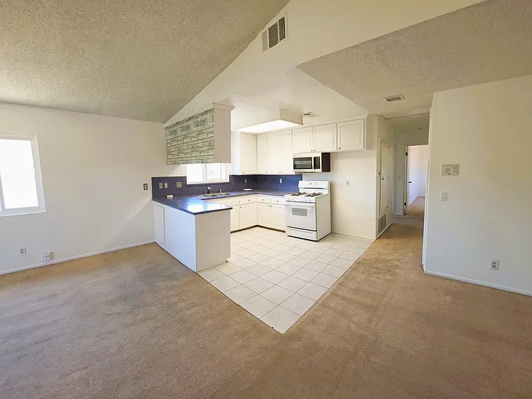 4442 E Addington Dr — Photo 12