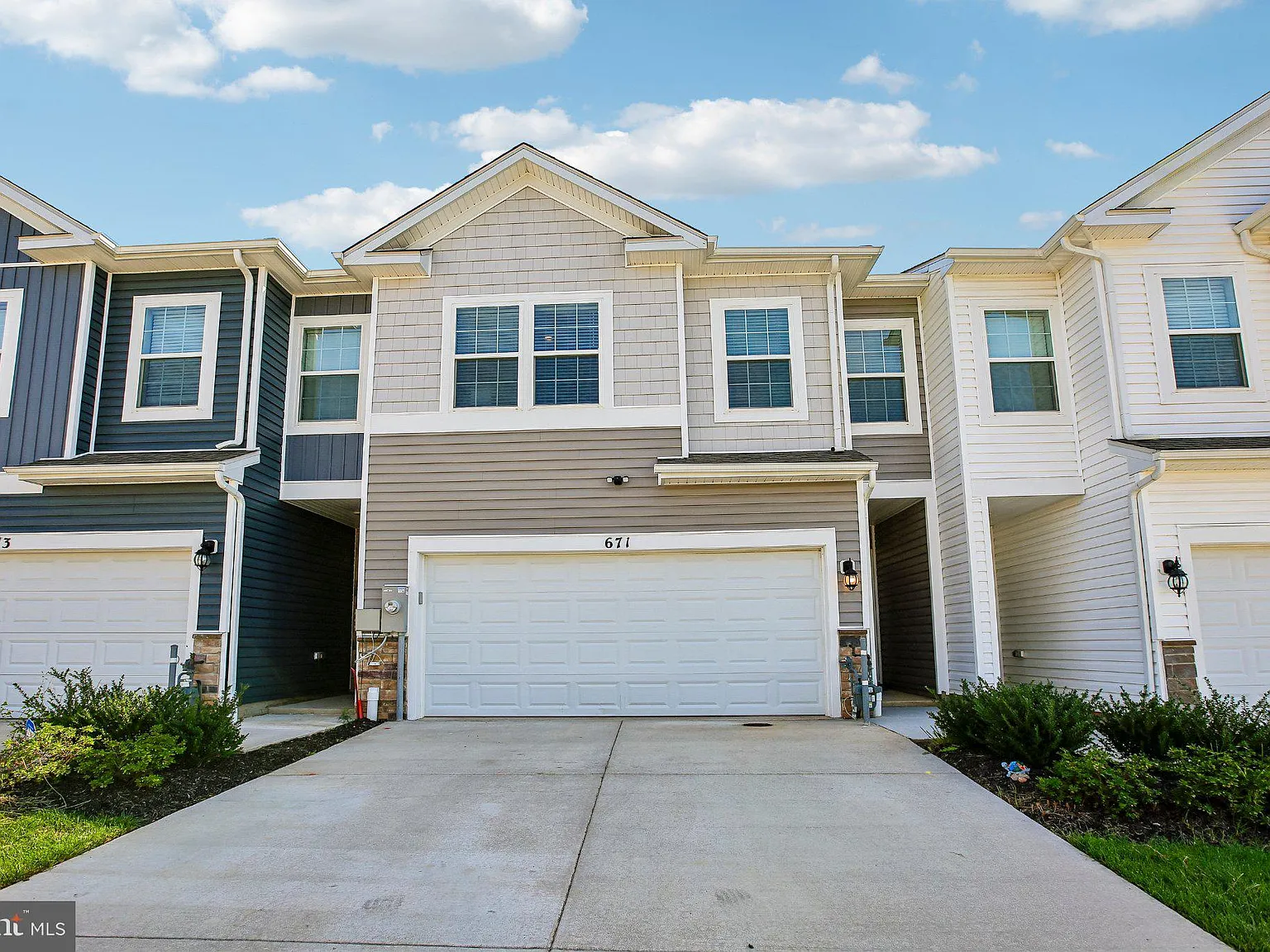 4 bed, 2.5 bath, 1937 sqft, $3,300 — Photo 1