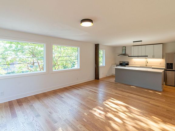 4th image of 402 E Martin St