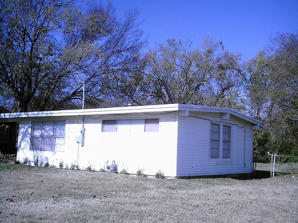 Corner lot, huge trees