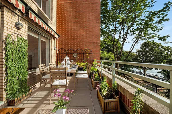 Sold by Compass | media 21