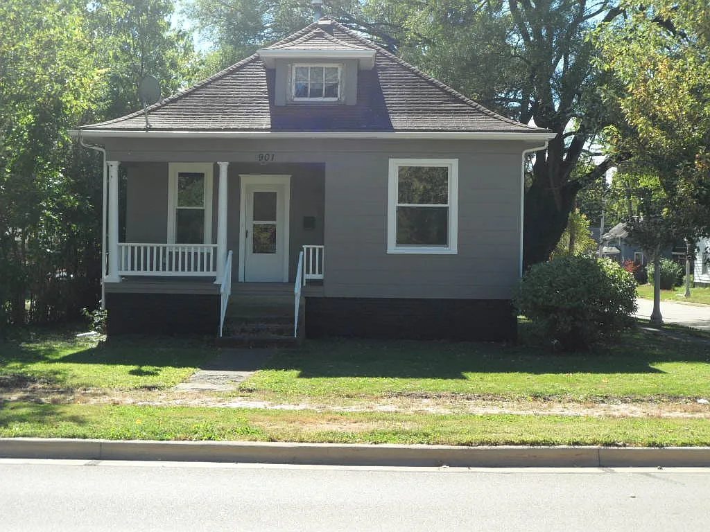 901 E Green St photo 1