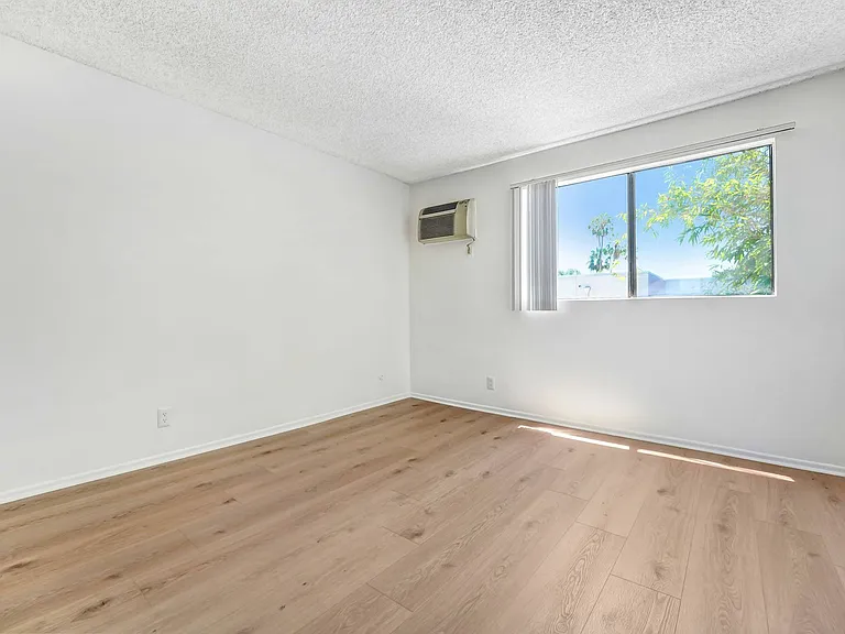 727 Westbourne — Photo 2