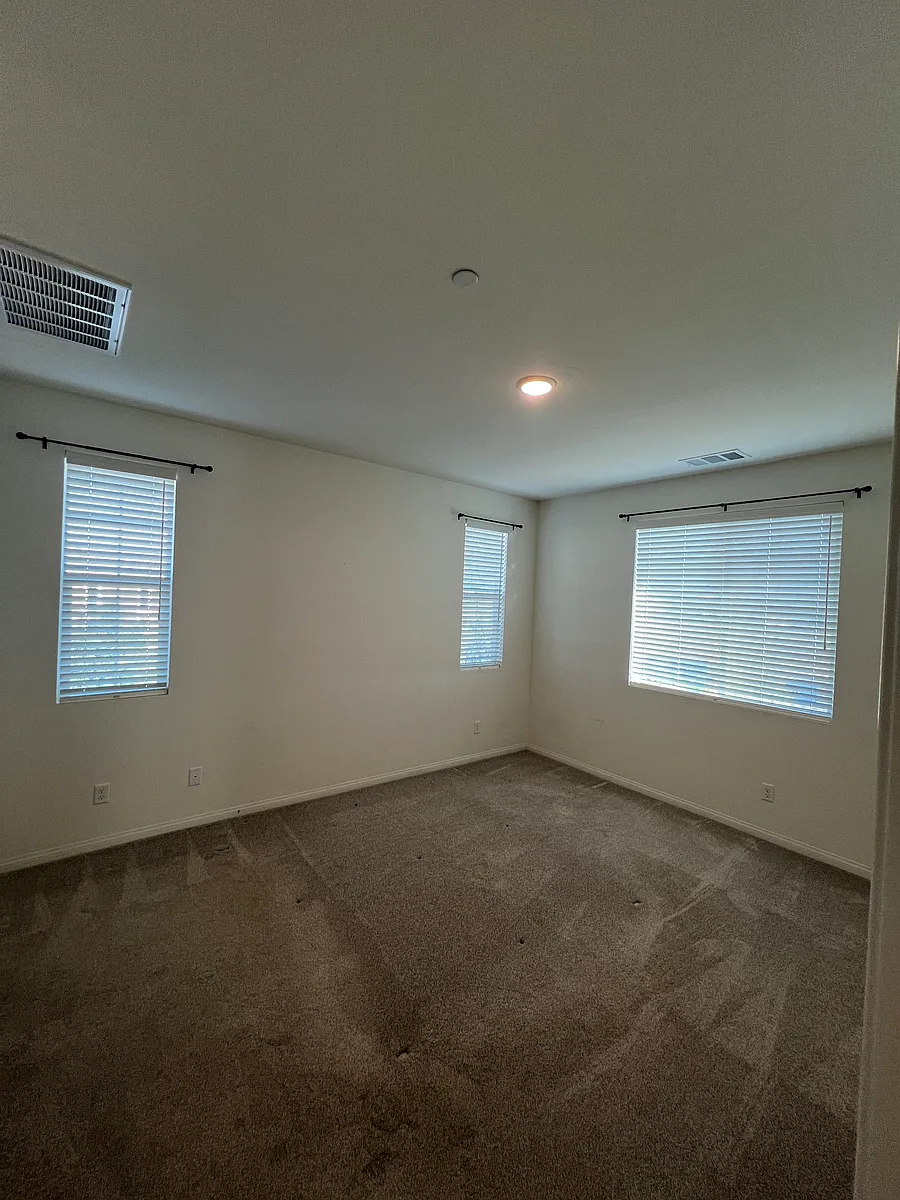 Master bedroom - 339 Campbell Ct
