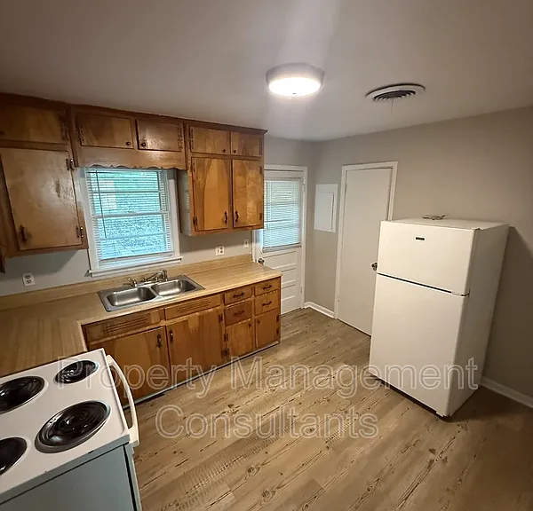 939 N Royal Ave — Photo 7