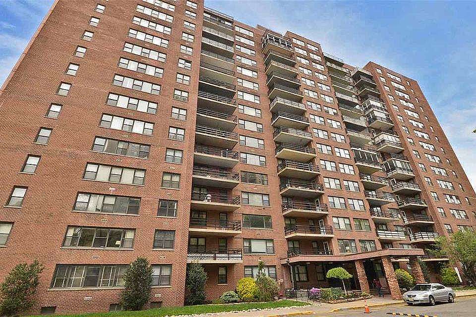 2nd image of 225 Saint Pauls Ave #1718