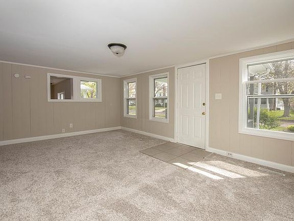Entry/Living Room