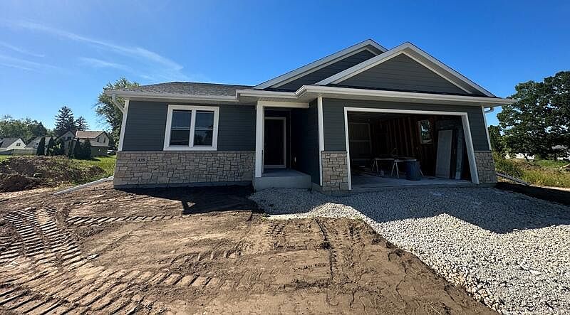 1st image of 435 Norgaard AVENUE
