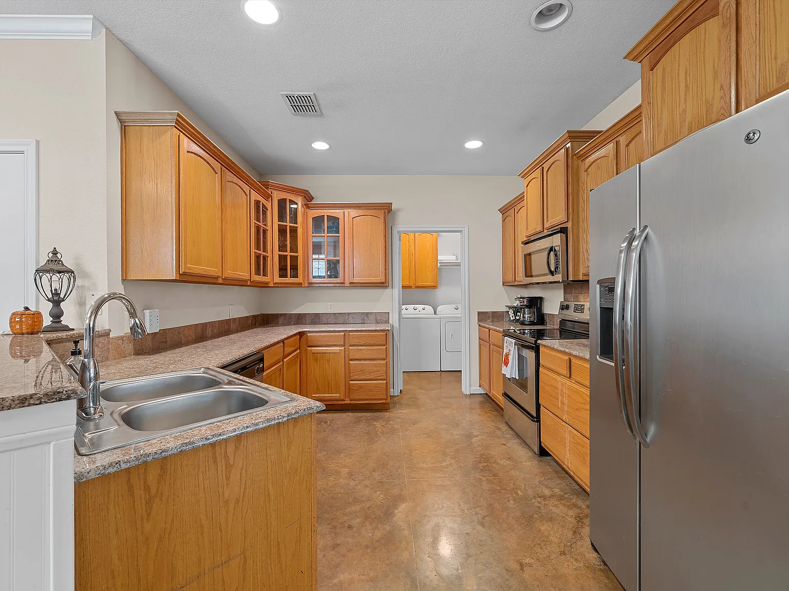 3 bed, 2.5 bath, 2024 sqft, $2,250 — Photo 3