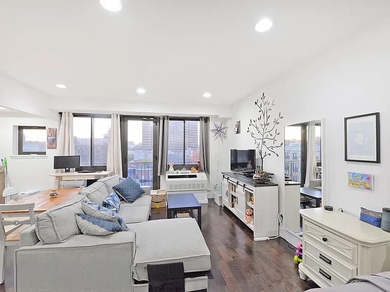203 E 121st St #801 — Photo 2