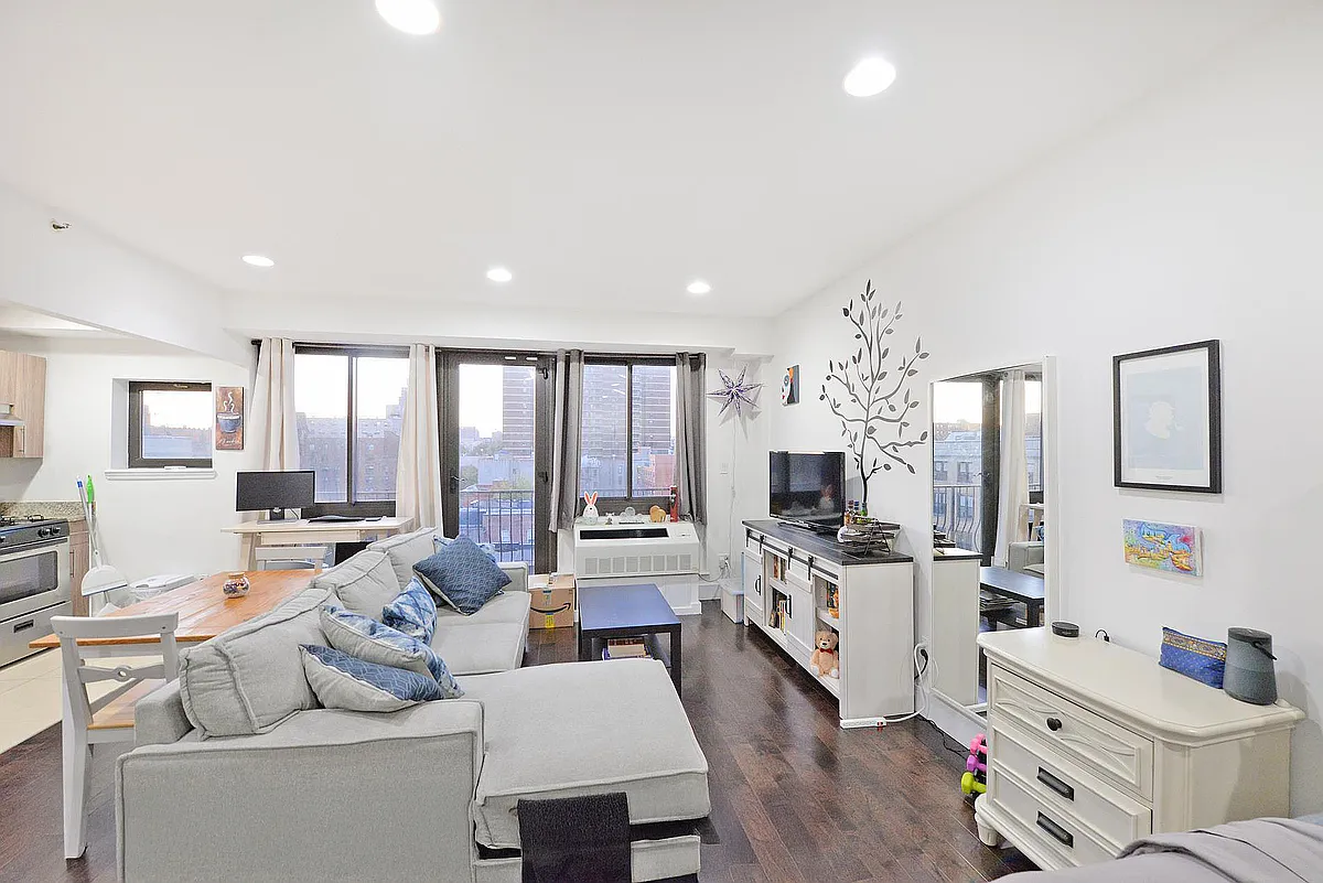 Building Photo - 203 E 121st St #801