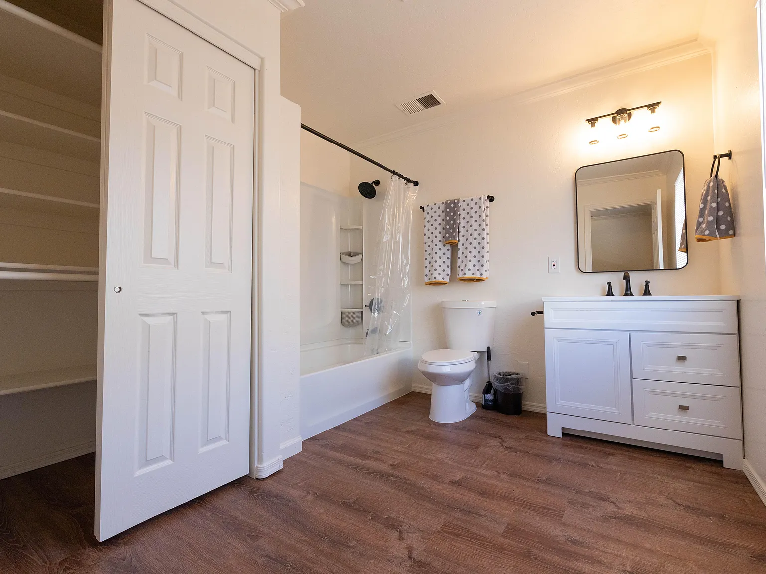 4 bed, 3.0 bath, 2297 sqft, $1,070 — Photo 4