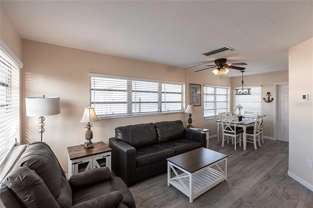 2 bed, 1.5 bath, 834 sqft, $8,370 — Photo 3