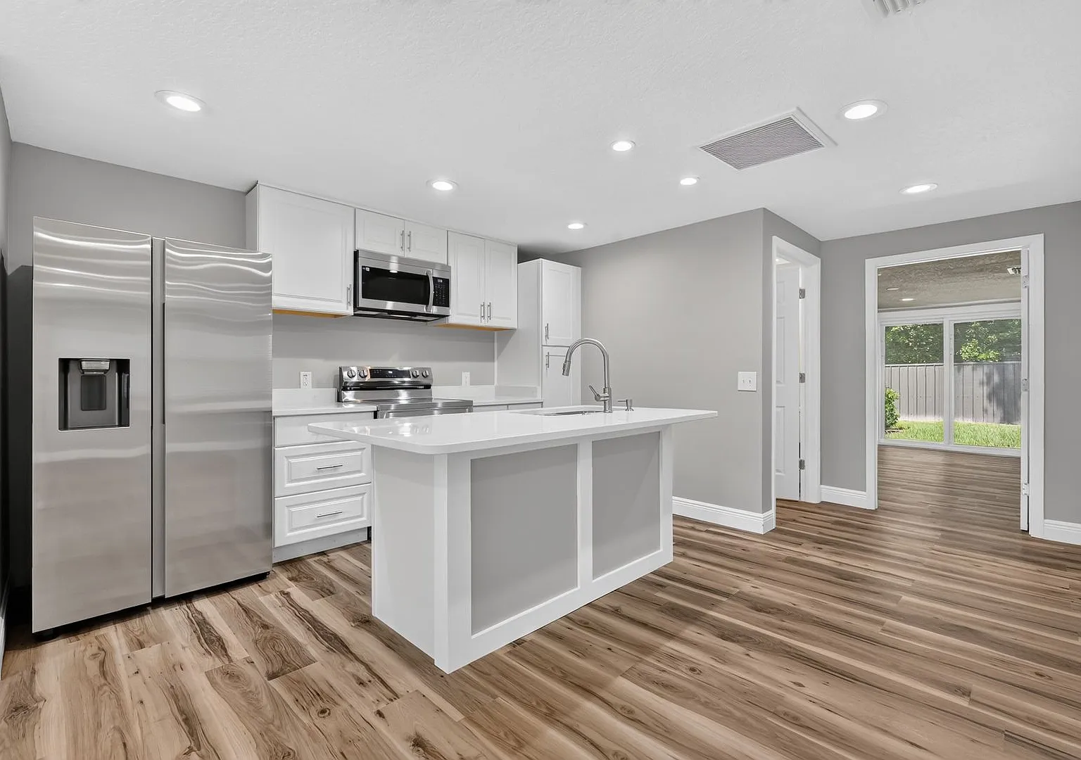 Beautifully Updated 2BR/2BA Duplex in Sorrento — Photo 1
