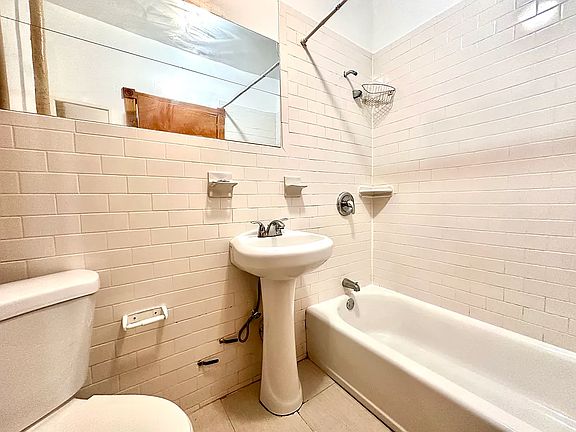 5th image of 533 W 49th St APT 5fw