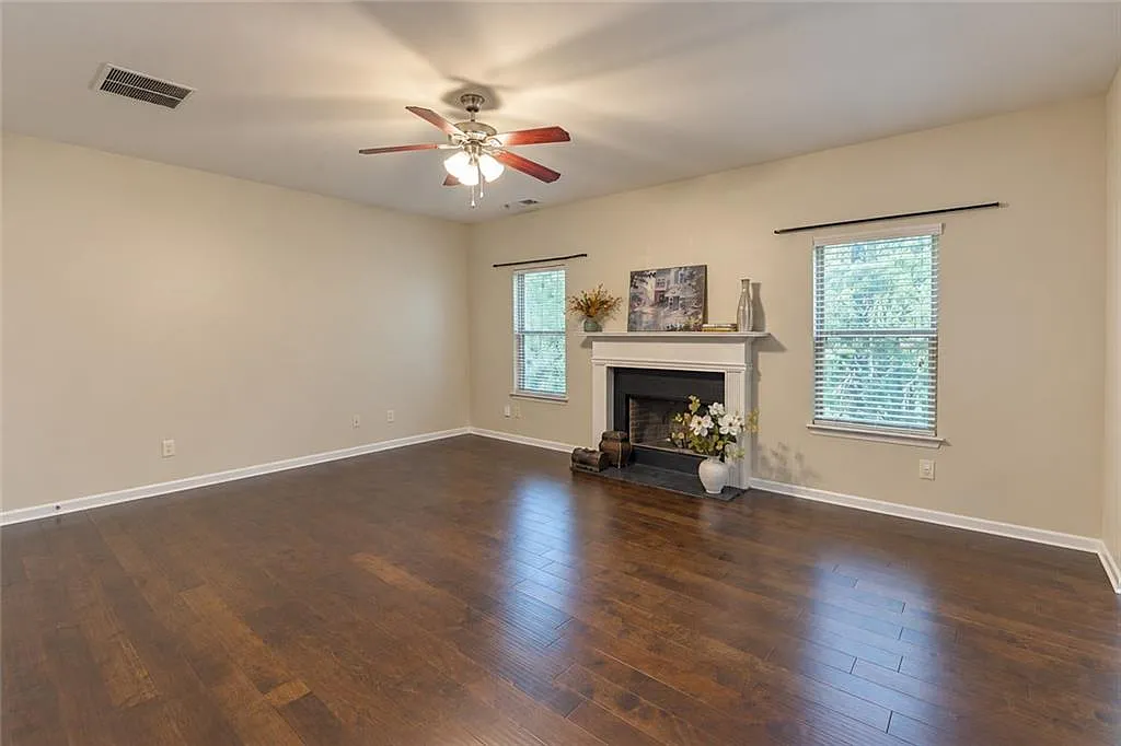 5 bed, 3.5 bath, 2390 sqft, $2,500 — Photo 3