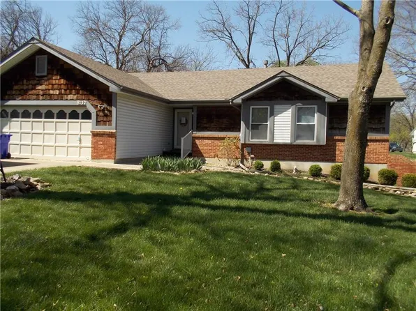 8132 Twilight Ln, Lenexa, KS 66219
