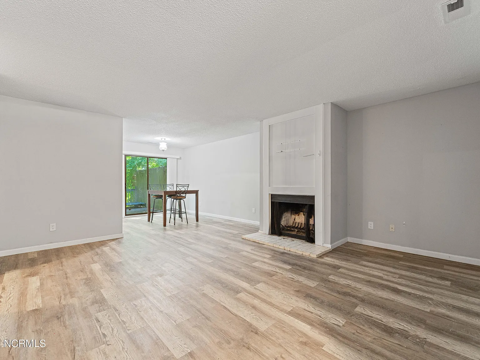 2 bed, 1.5 bath, 1028 sqft, $1,395 — Photo 4