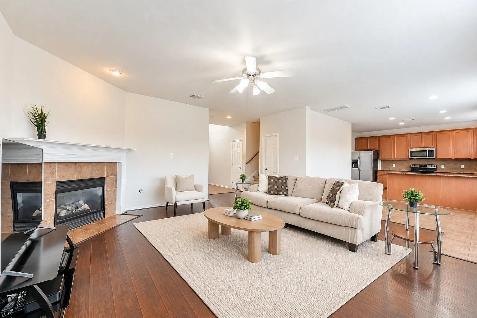4 bed, 2.5 bath, 2477 sqft, $2,450 — Photo 3
