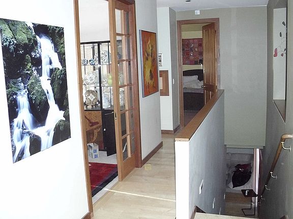 Hallway/steps to lower floor