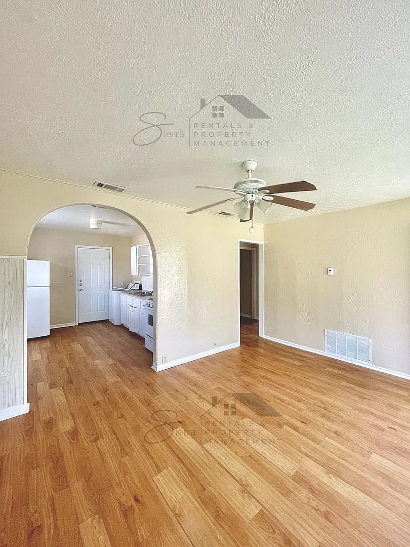 Cute 3 Bedroom 1 Bath Home with Chain Link Fenced Oversized Yard — Photo 2