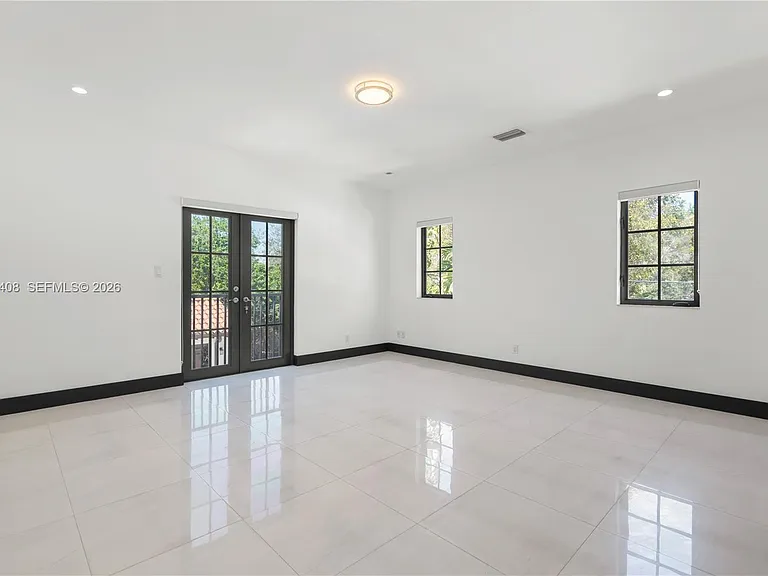 519 Alhambra Cir — Photo 54