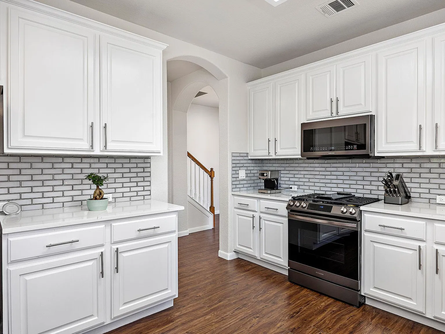 4 bed, 2.5 bath, 2656 sqft, $2,500 — Photo 2