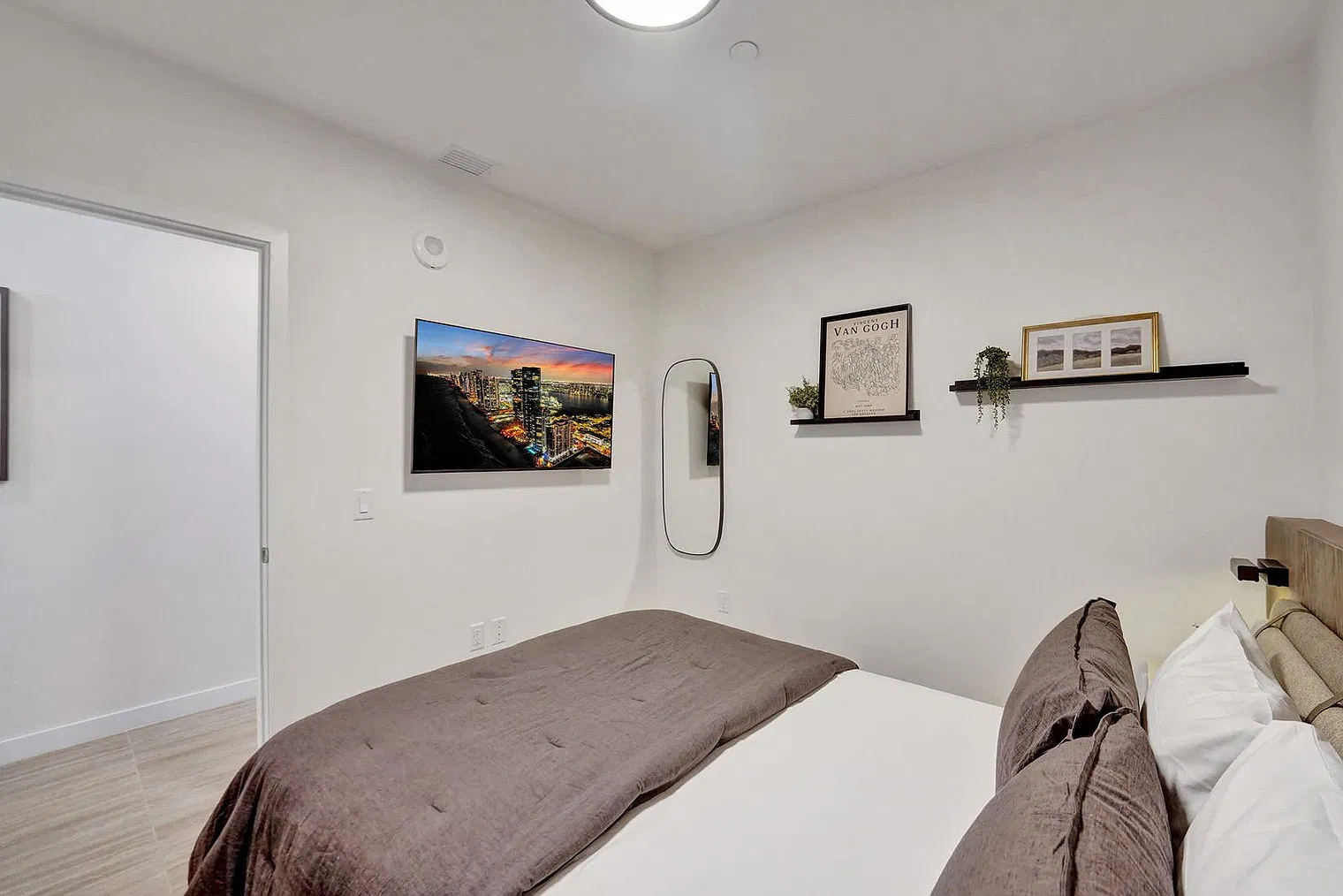 1 bed, 1.0 bath, 592 sqft, $8,340 — Photo 3