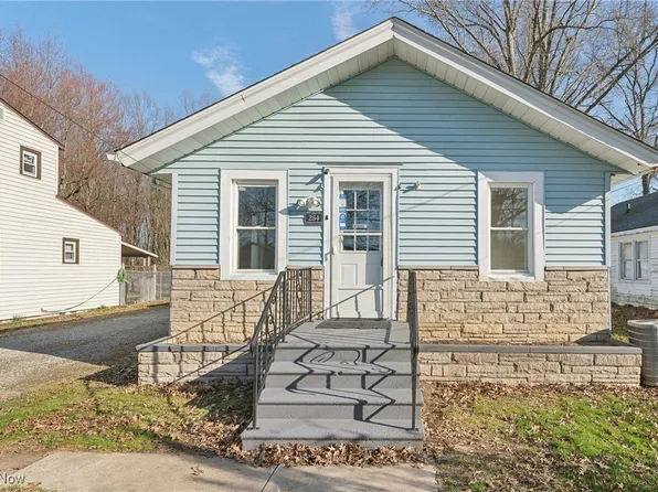 254 Oakwood St, Elyria, OH 44035
