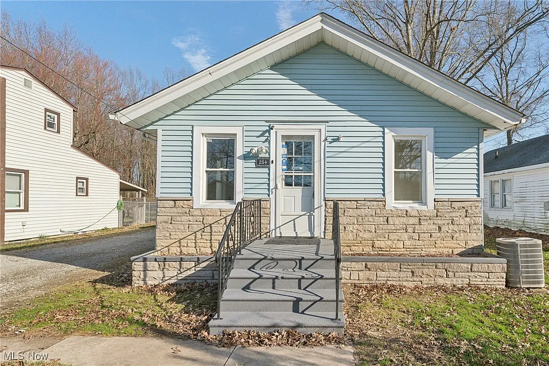 254 Oakwood St photo 1