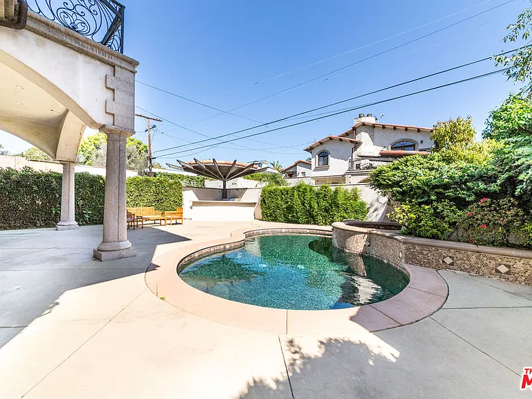 458 N Flores St — Photo 24