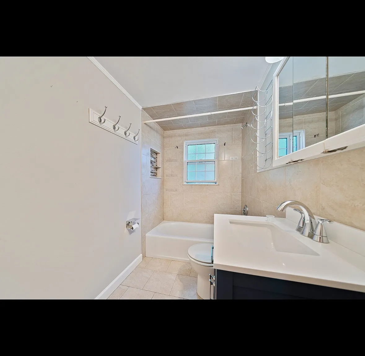 124 S River St — Photo 1