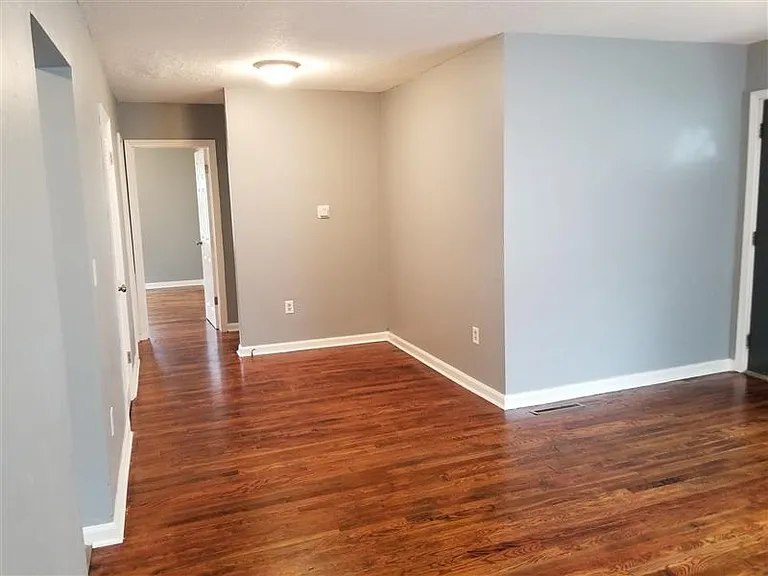 900 Vest Dr — Photo 3